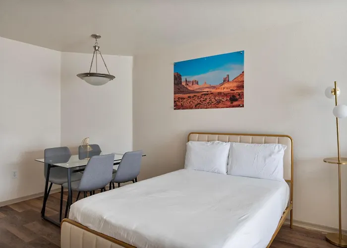Luxury Getaway 1br Free Parking And Pool Apartment