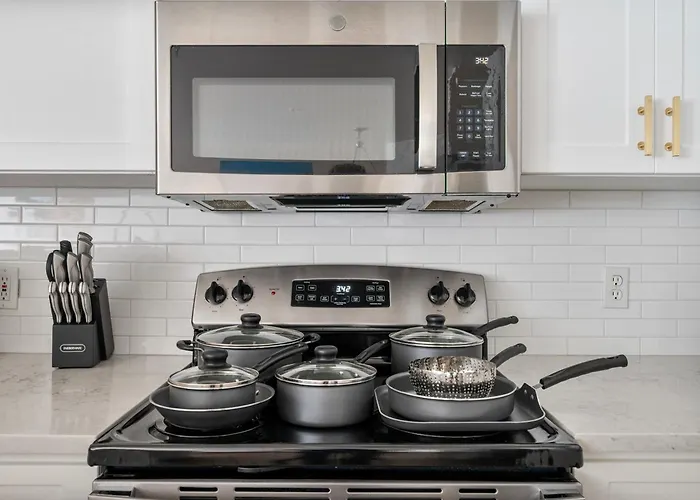 Luxury Getaway 1br Free Parking And Pool Apartment *
