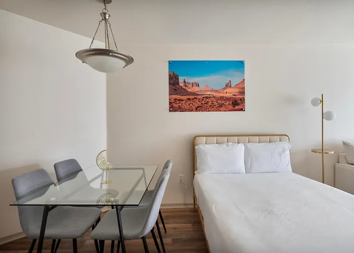 Luxury Getaway 1br Free Parking And Pool Apartment