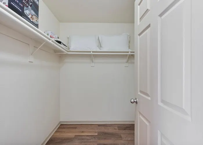 Luxury Getaway 1br Free Parking And Pool Apartment *