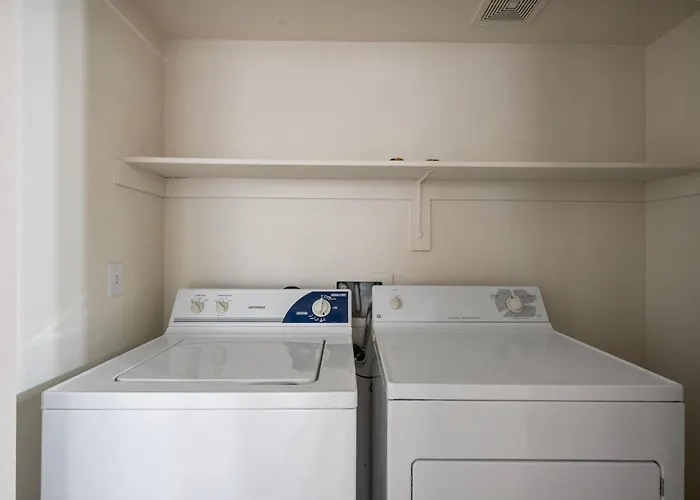 Apartment Luxury Getaway 1br Free Parking And Pool *